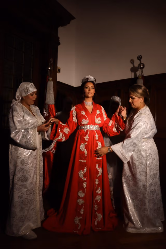 Rode kaftan met zilveren borduursel en kroon