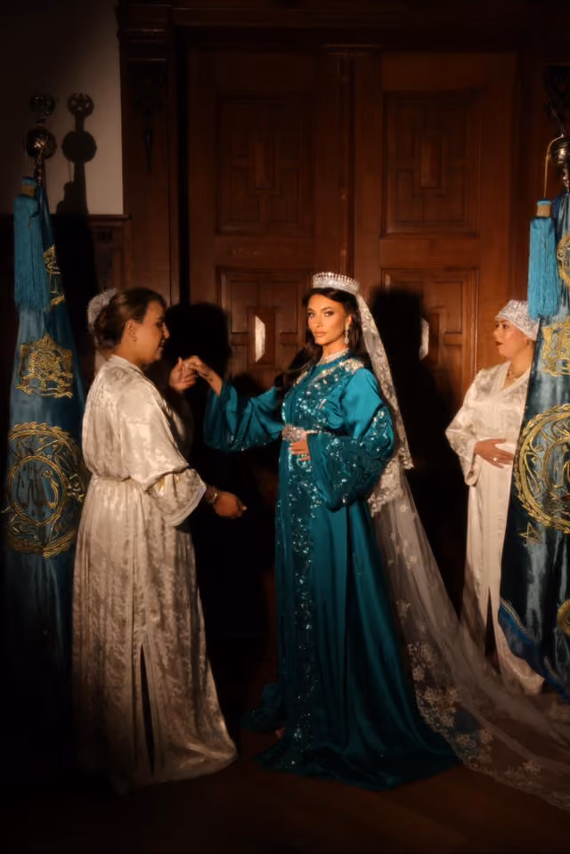 Turquoise kaftan met gouden details en tiara
