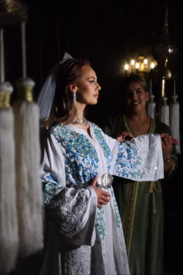 Witte kaftan met blauwe kristallen en sluier