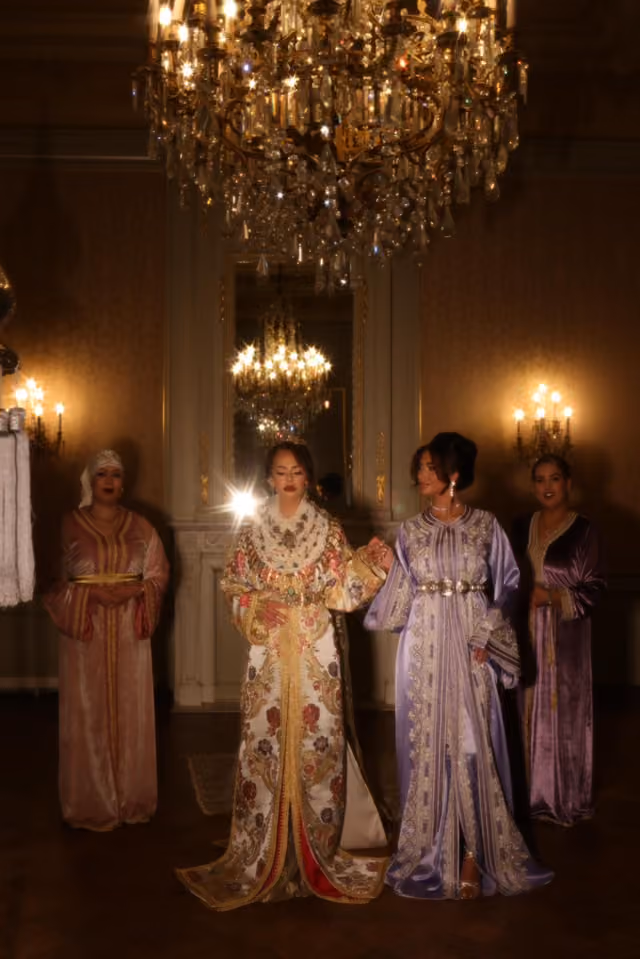 Gouden en paarse kaftans in een elegante balzaal