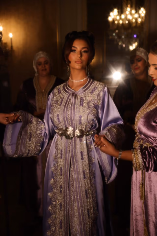 Paarse kaftan met gouden borduursel