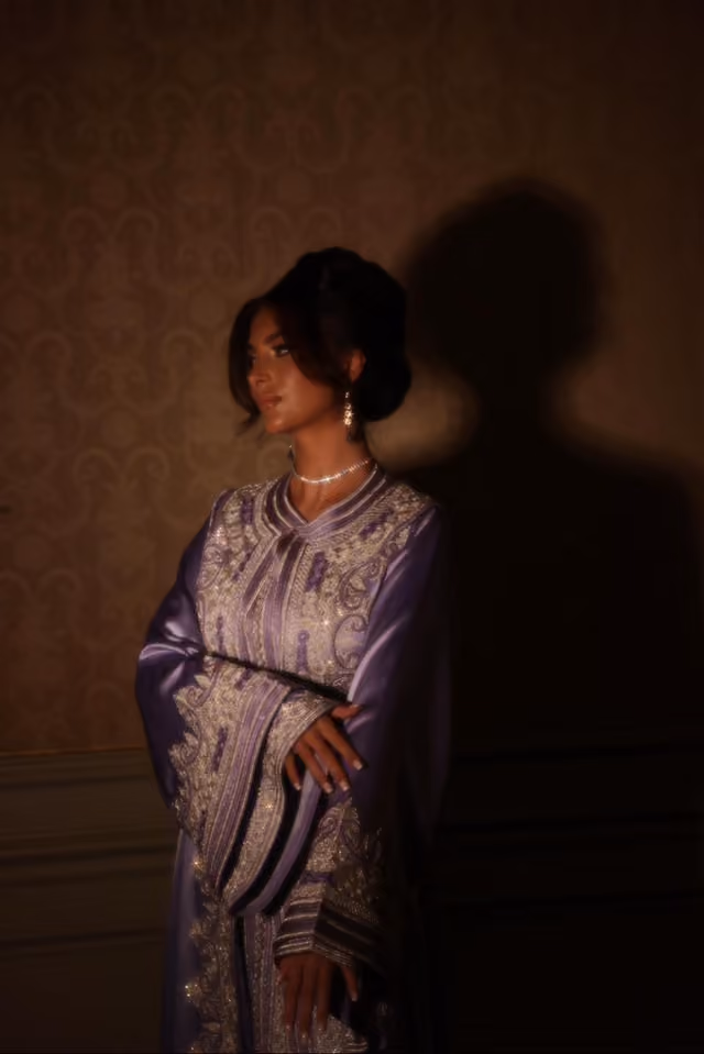 Detail van een paarse kaftan met schaduwspel
