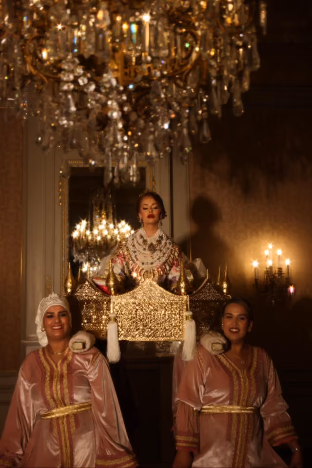 Gouden amariya-ceremonie met kroonluchter
